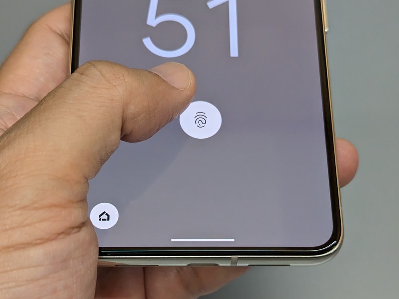 画面内に指紋認証を搭載。このほか生体認証としては顔認証にも対応する