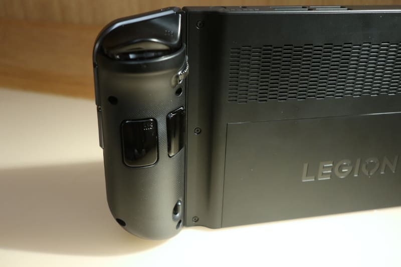 コントローラ右の裏側。ホイールなどが用意されている