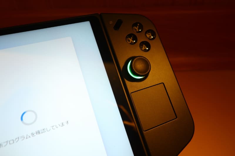 電源をつけるとコントローラのジョイスティック周りが光る