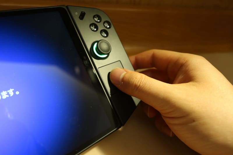 小型のタッチパッドでマウスカーソルを動かせる。スライドするとバイブレータも震える仕組み