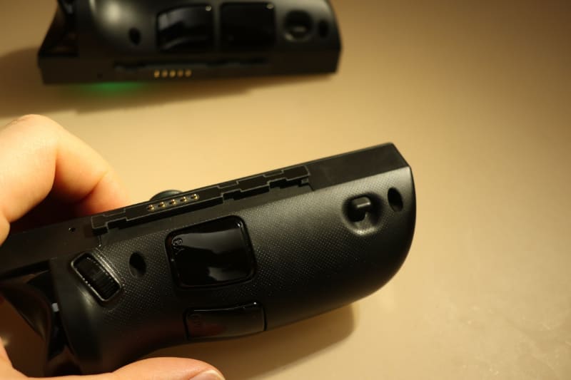 コントローラの着脱はラッチを押して解除する仕組み。スライド距離は短くサクッと取り付けられる