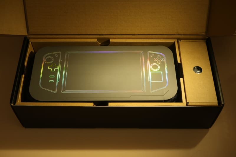 蓋を開けるとキャリングケースを紙の筒が包んでいる