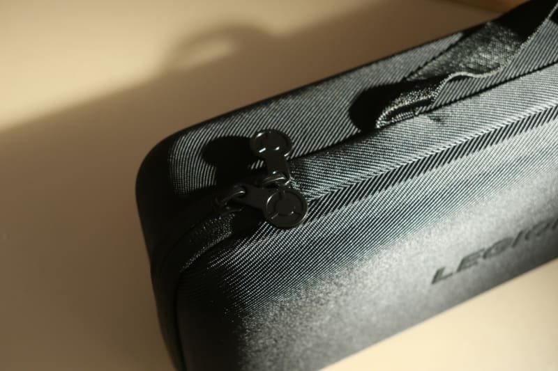 キャリングケースのファスナーもLegionのロゴ入りのこだわりよう