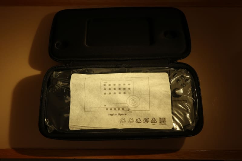 キャリングケースを開けたところ。本体はビニール袋に収まっている