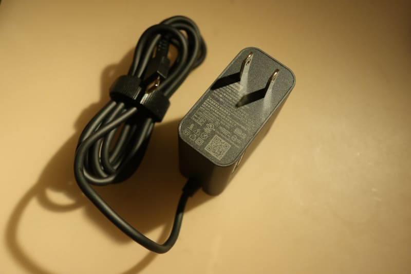 ACアダプタは65Wタイプで、ケーブル一体型。プラグは残念ながら折り畳めないが、割合とコンパクトだ