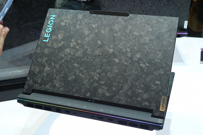 カーボンで独特のテクスチャの天板