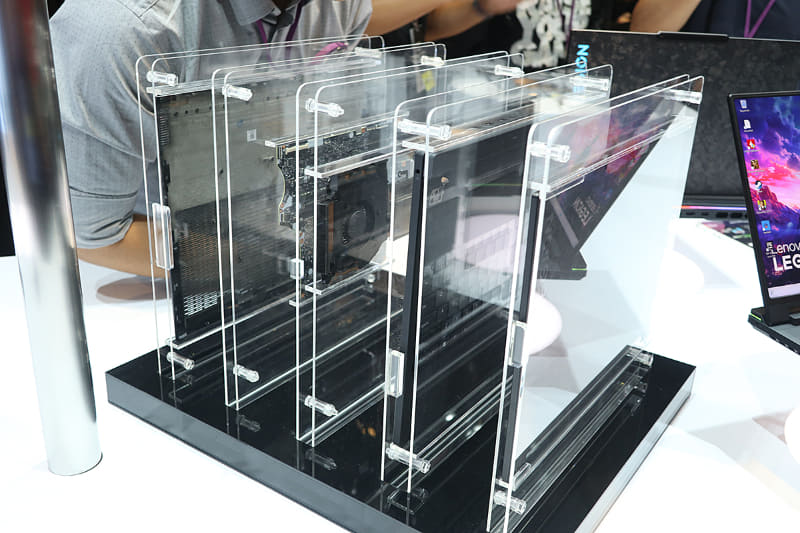 展示された分解モデル。各層は手に持って取り出せる