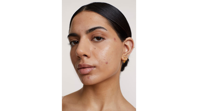 まずはこの人物の肌補正をしてきます