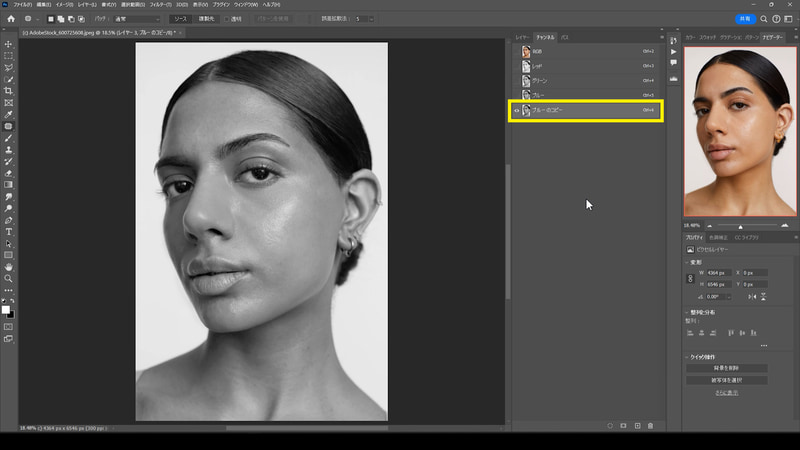 チャンネルパネルに移動し、ブルーチャンネルのコピーを作ります。ブルーチャンネルを新規作成のアイコンまでドラッグするとコピーを作ることができます。