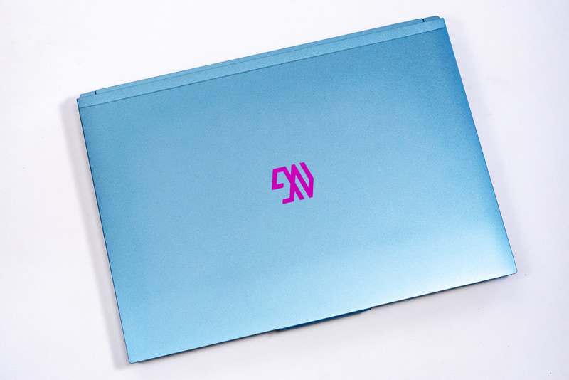 天板にはNEXTGEARのブランドロゴを配置。筐体カラーはこの手の製品では珍しいブルーグリーン系の配色が目を引く