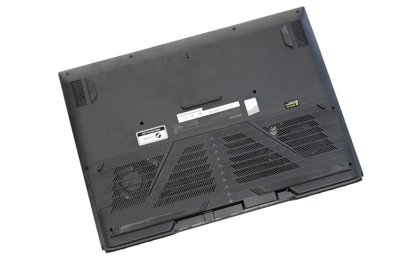 本体底面。大きく切り取られた通気口からは内部のクーラーが透けて見える