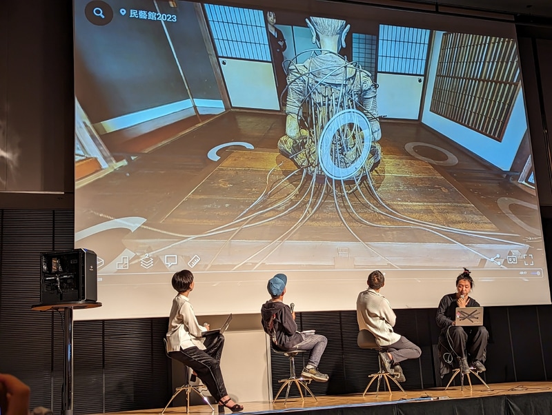 完成した「オブジェクト指向菩薩」の背面。無数に這うコードのような物も全て木製