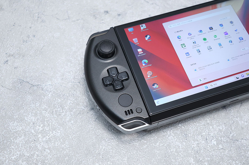 コントローラの作りなどは従来のGPD WIN 4を踏襲する。PSPのようなフォルムで少し懐かしい雰囲気だ