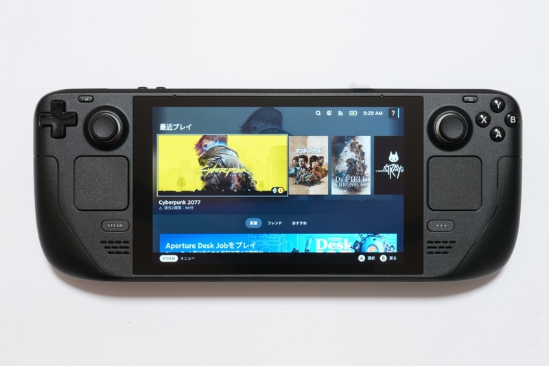 ディスプレイは7型IPS液晶(1,280×800ドット、216ppi、400cd/平方m、60Hz、タッチ対応、ペン非対応)。コントローラは十字キー、表示ボタン、サムスティックL3、トラックパッド左、Steamボタン、サムスティックR3、メニューボタン、ABXYボタン、トラックパッド右、クイックアクセスボタンを用意