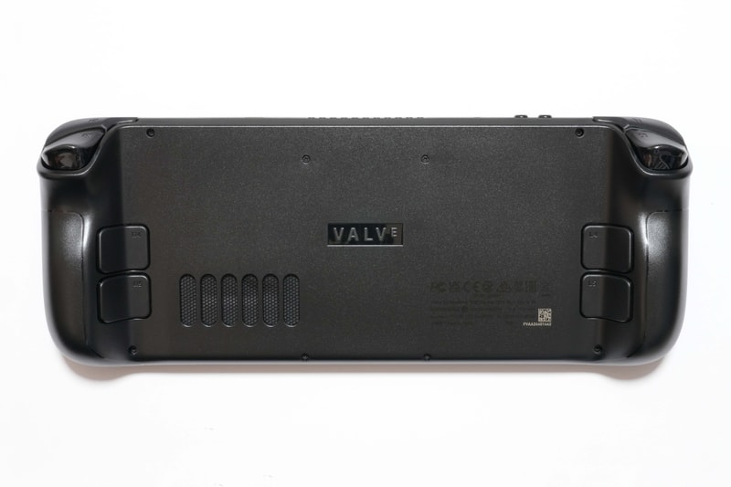 背面にはR4/R5ボタン、L4/L5ボタンを配置