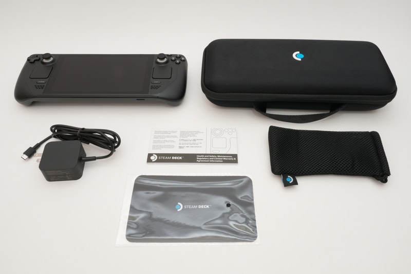 ケース、ACアダプタ(45W、1.5m)、説明書が同梱(※写真はストレージ512GB版)