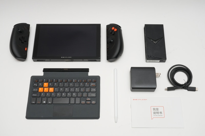 本体パッケージにはACアダプタ(100W)、USB Type-Cケーブル、説明書が同梱。カバーキーボード、スタイラスペン、ワイヤレスジョイスティックコネクターは別売り