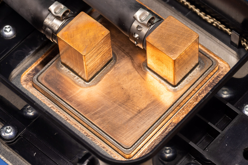 Maia 100は液冷で冷却されており、そのCPUの冷却プレート