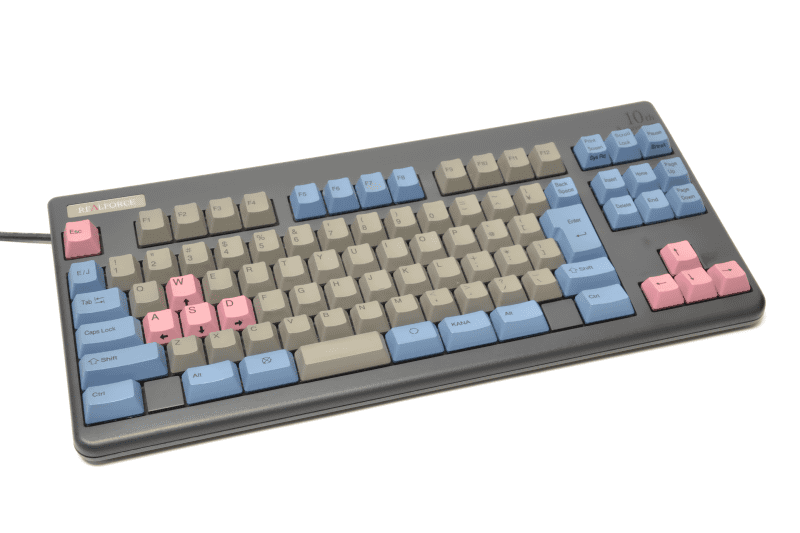 REALFORCE 89S-10th(ND31BS)。こちらは11年前の製品。一部のキーキャップを交換したので赤くなっている