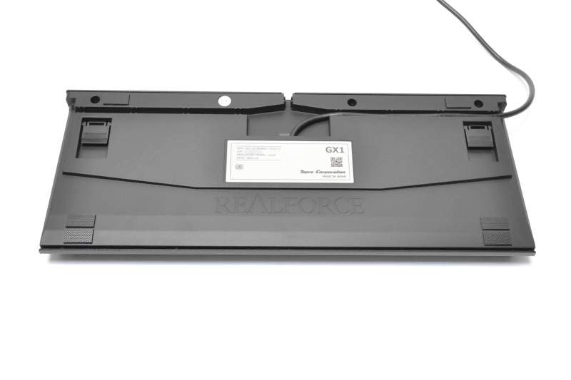 滑り止めは四隅にあり、設置時にはかなり強力に固定される