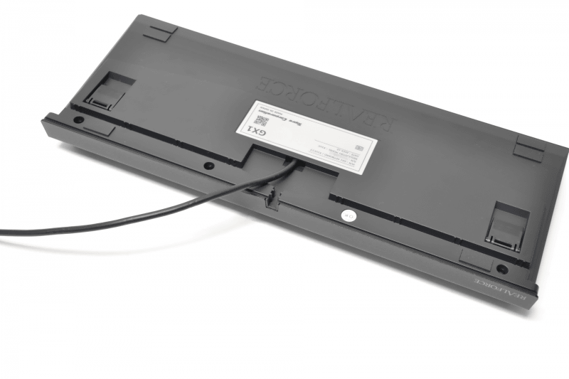 ケーブルは前方と左右の3方向に出せる