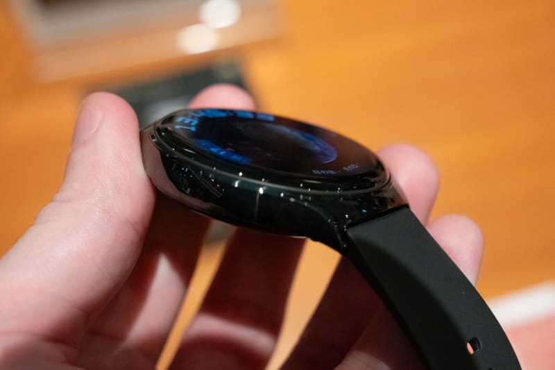 左側は操作系がない。表面ガラスは曲面の3Dカーブガラスを採用