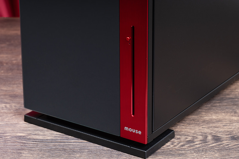 前面下部にスロットイン式のDVDスーパーマルチドライブを搭載