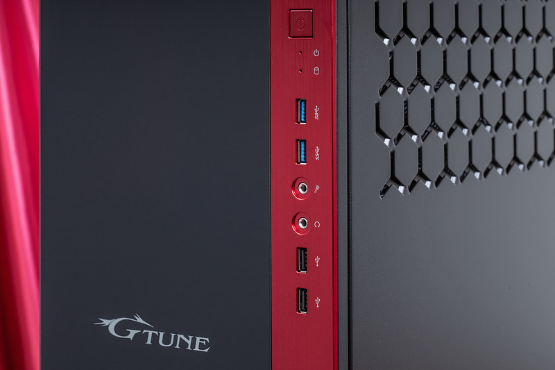 前面にはUSB 3.0×2、USB 2.0×2、マイク、ヘッドフォン端子を用意