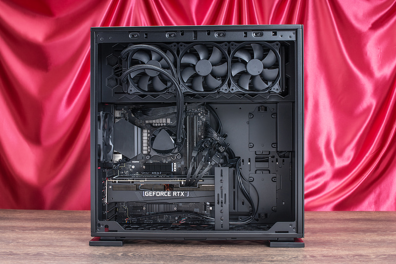 フルタワーケースということもあり、ハイエンド構成でも内部はスッキリしている