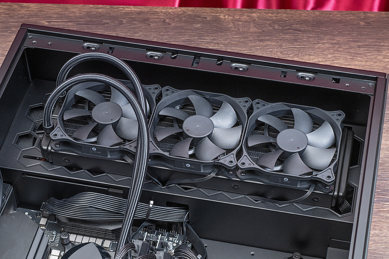 36cmクラスの簡易水冷クーラーを採用していた