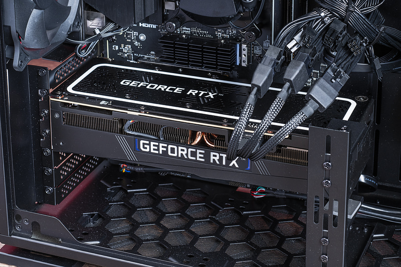ビデオカードはGeForce RTX 4080。3スロット厚の大型カードだ