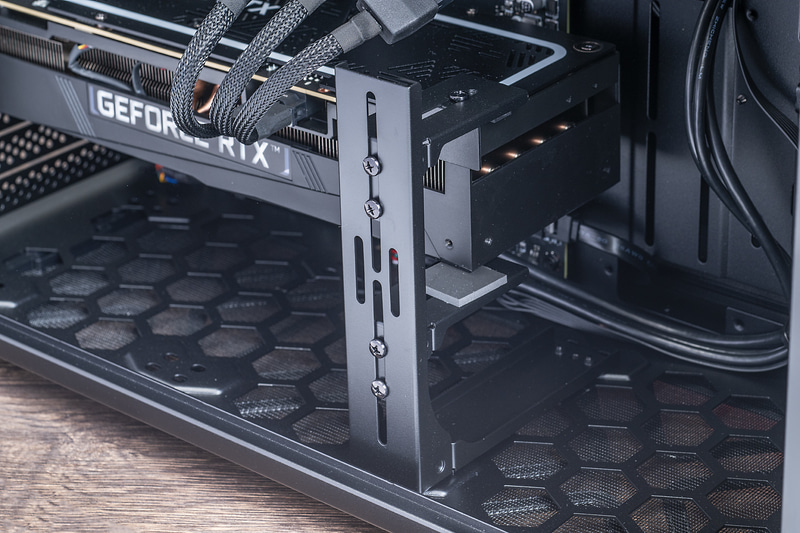 ビデオカードはサポートステイでガッチリ固定されているので安心