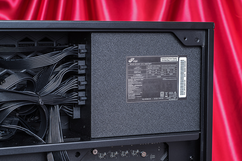 電源は1000Wの大出力モデルを搭載していた