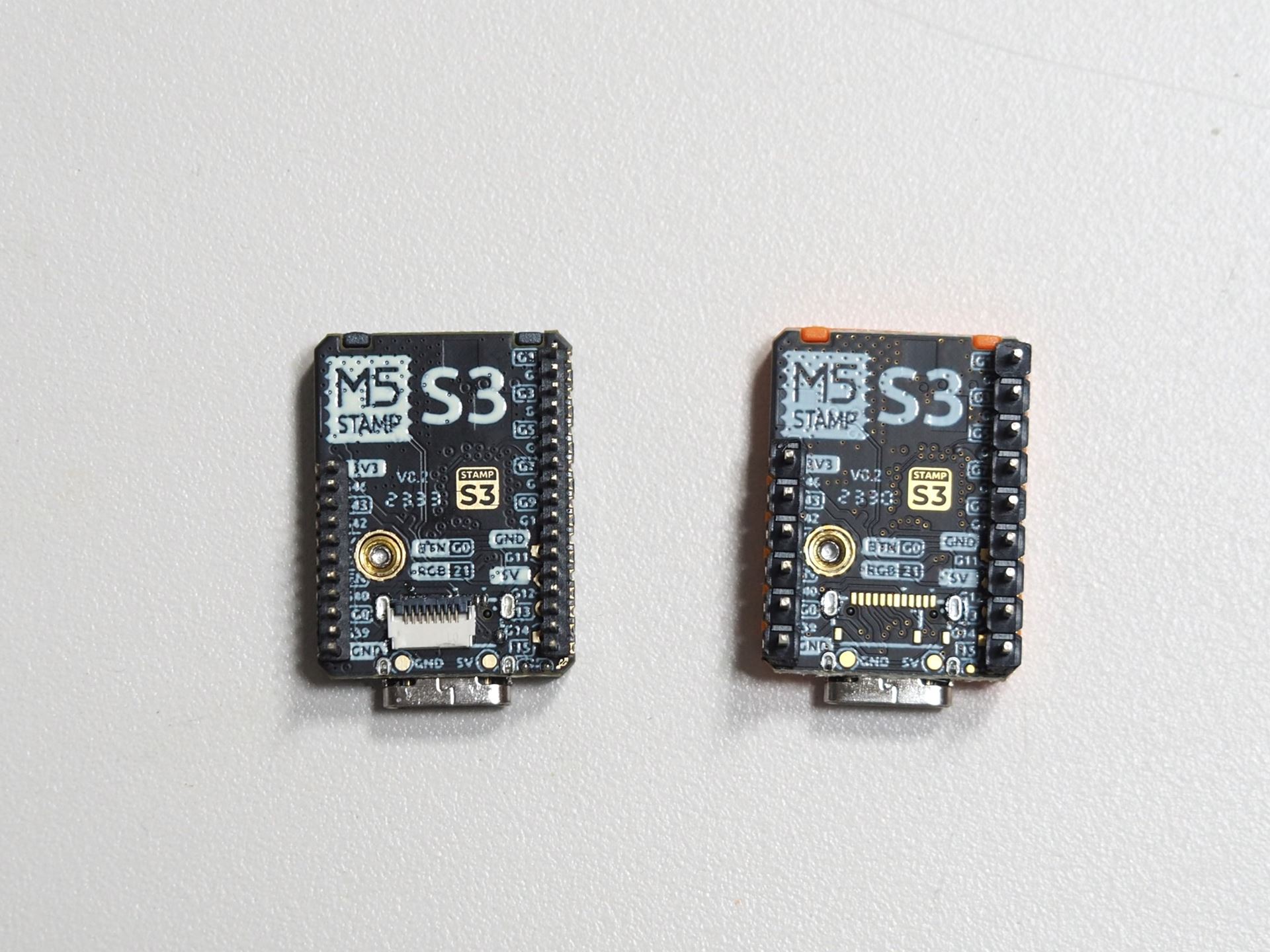 左がMSX0 StampS3、右が通常のM5Stack StampS3。MSX0 StampS3は、ピンのピッチが半分の1.17mmになり、フレキシブルケーブル用コネクタも実装されている