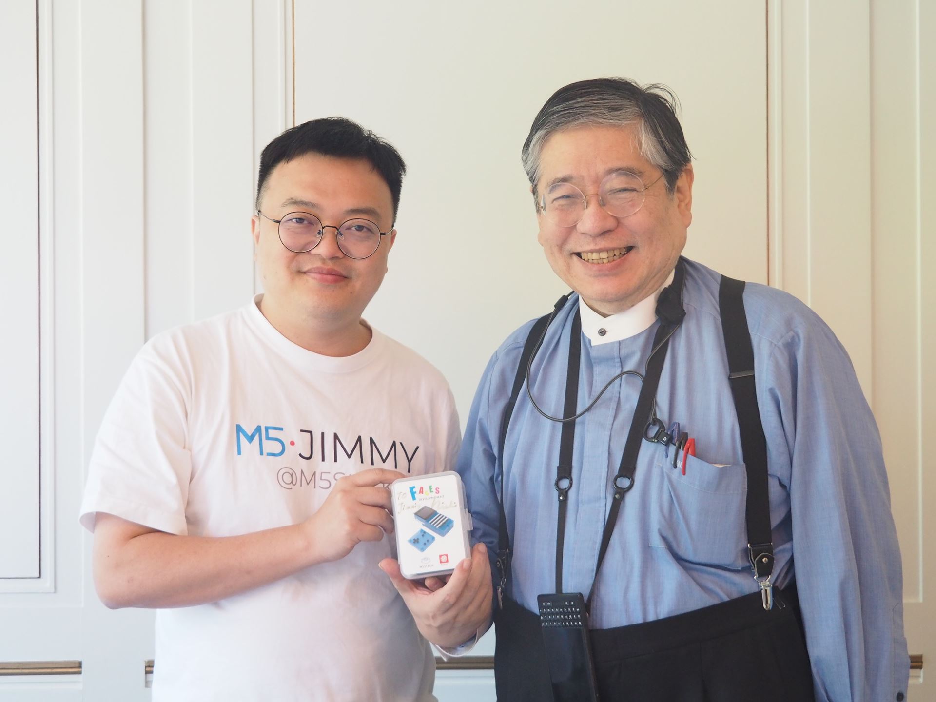 左がM5Stack CEOのジミー氏。右が西和彦氏。M5StackがMSX0のハードウェアを製造する