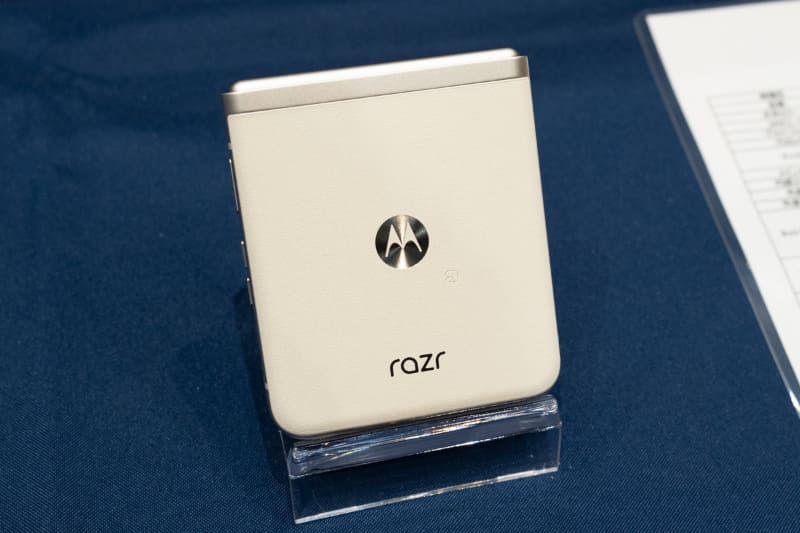 ヴィーガンレザーを採用。メーカーロゴの横にはFeliCaのマークも刻まれている