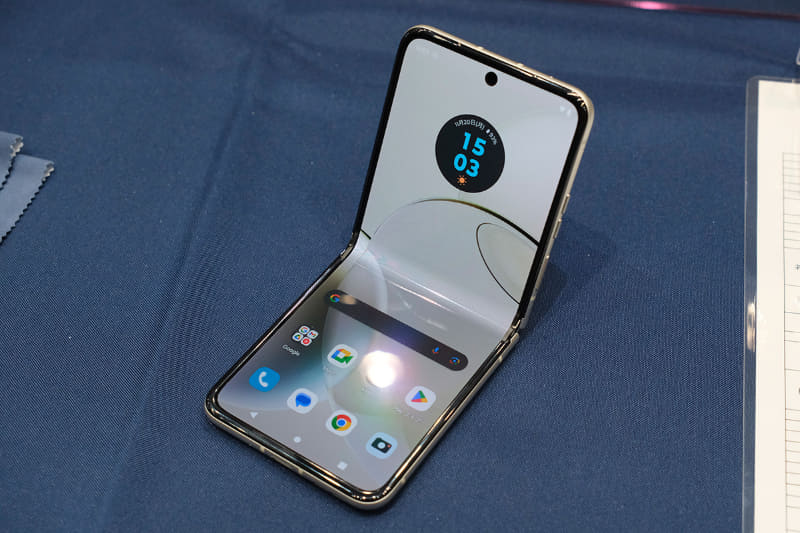 ヒンジは自由な角度で止められる