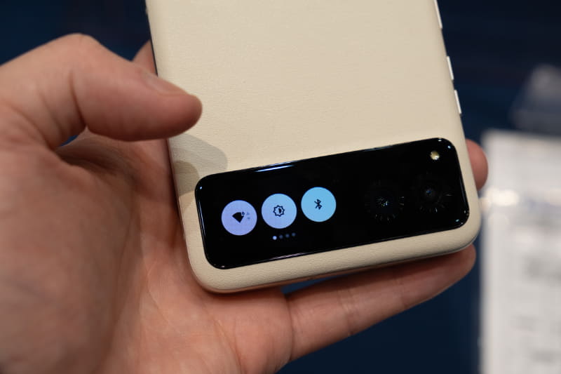 サブディスプレイ。メディアコントロールや写真撮影時のプレビューなどにも利用可能