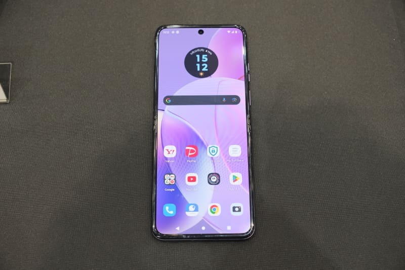 SIMフリー版とソフトバンク版でハードは共通。プリインストールアプリなどが異なる(写真はソフトバンク版)