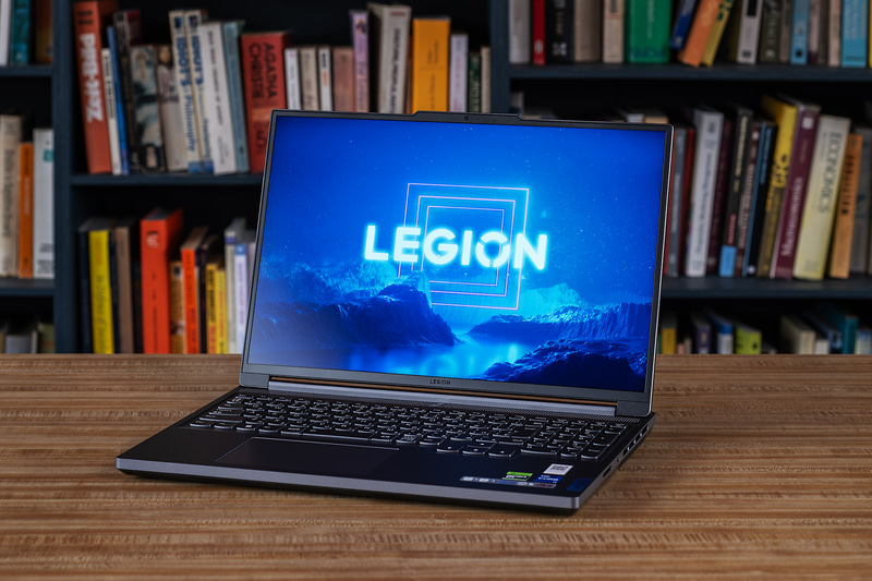 Lenovo Legion Slim 5i Gen 8。直販価格は21万1,310円から(記事掲載時点)。レノボ・ジャパンは本製品を世界でもっともポータブルな16型ゲーミングノートとしている