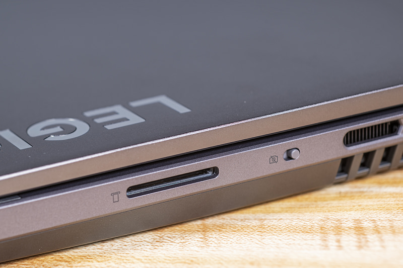 右側面にメディアカードスロット、プライバシーシャッター(オンにするとWebカメラが無効になる)