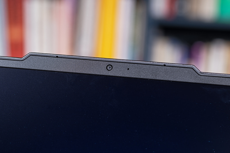 上部にはWebカメラとマイクも搭載