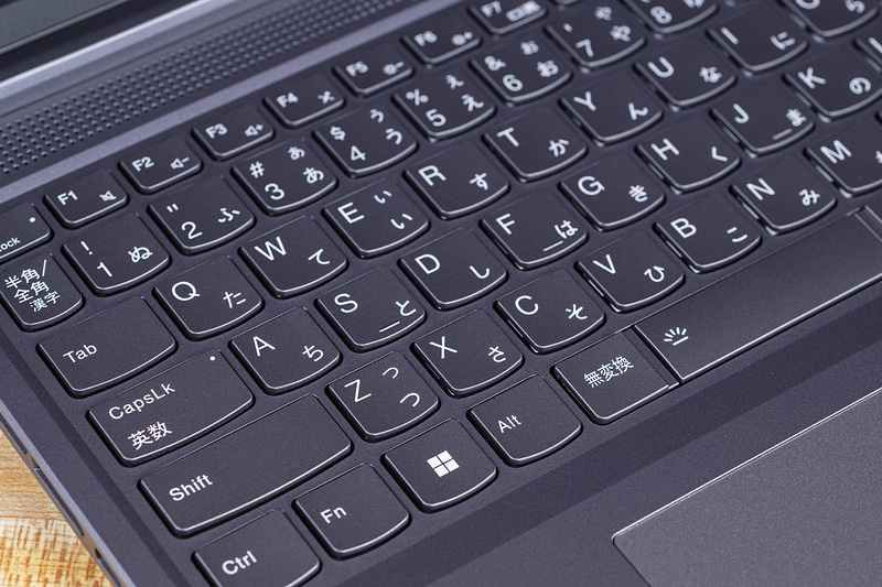 Sキーに突起があり、FPS/TPSで移動に割り当てられることが多いWASDキーのポジションに指を置きやすくなっている