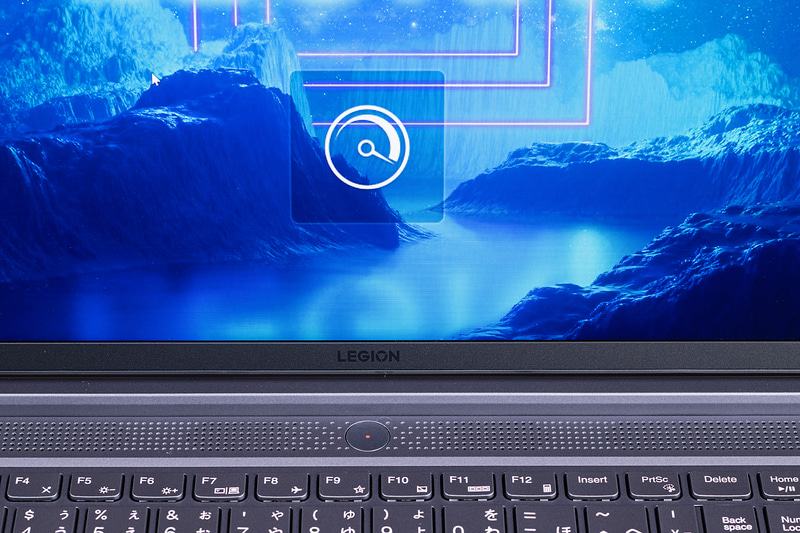 本体上端の中央にある電源ボタンのLEDが、動作モードに合わせて変化する。パフォーマンスは赤、バランスは白、静音は青になる