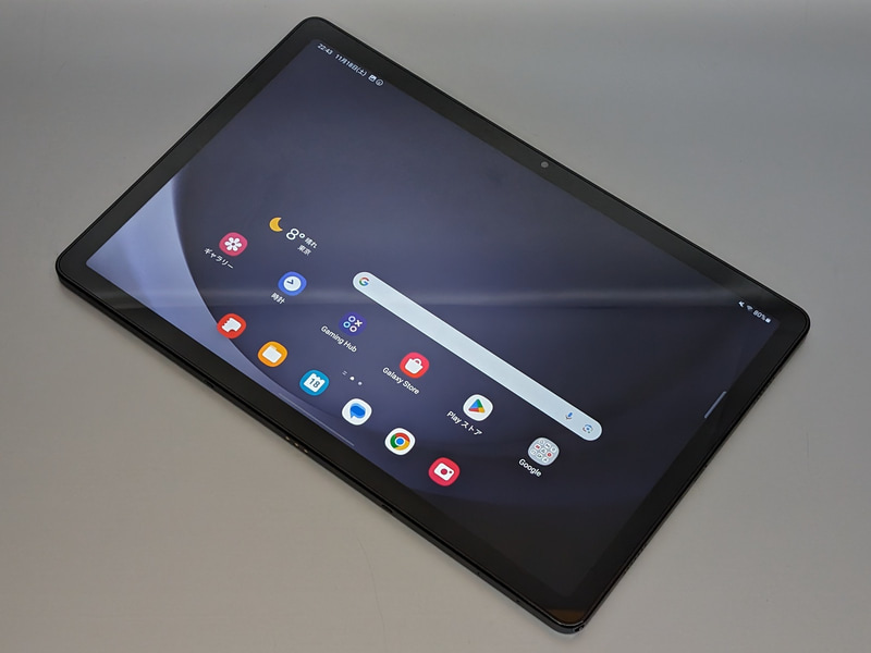 筐体は横向きを前提としたデザインで、上部に前面カメラを搭載する