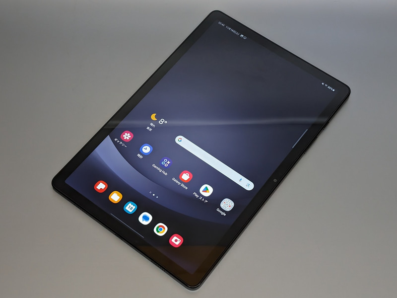 ベゼル幅は上下左右ともに均等なので縦向きの利用でも違和感はない