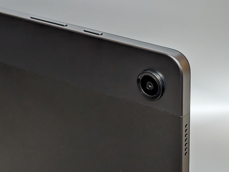 背面カメラは背面右上に搭載。その上の面に電源ボタンと音量ボタンを備える