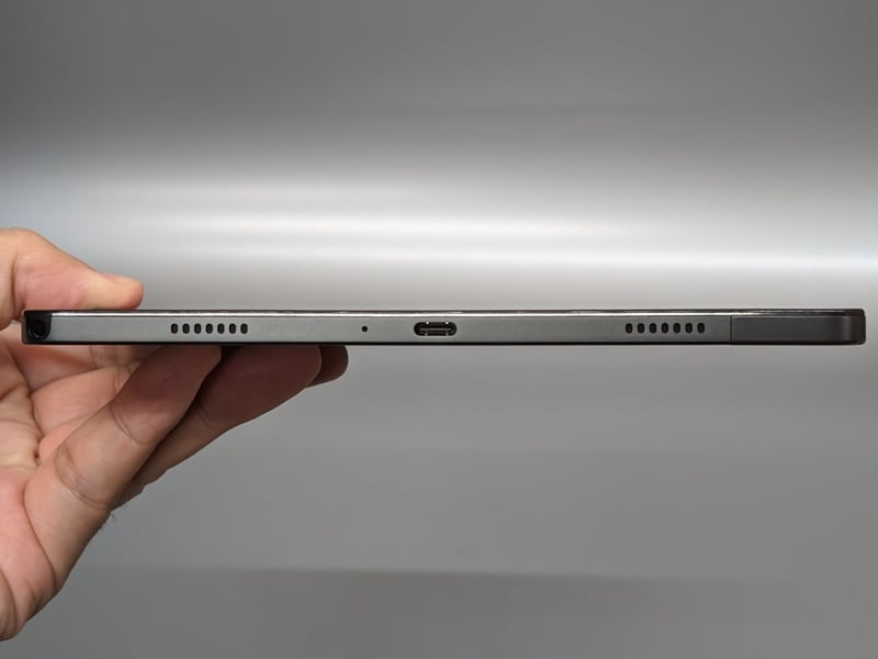 右側面。USB Type-Cポートとスピーカーを備える。また左端にイヤフォンジャックがある