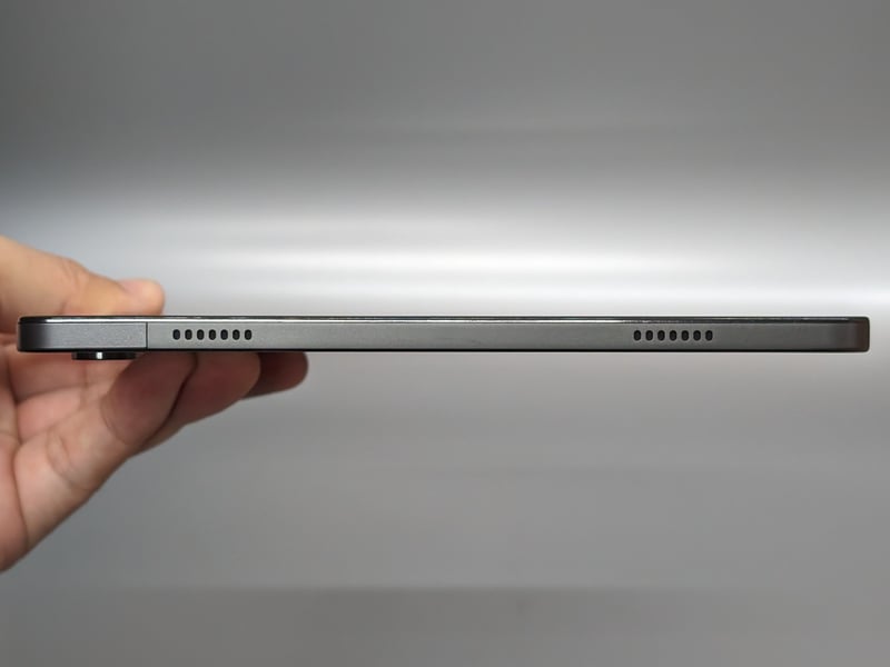 左側面。スピーカーを備える。スピーカーはDolby Atmos対応だ