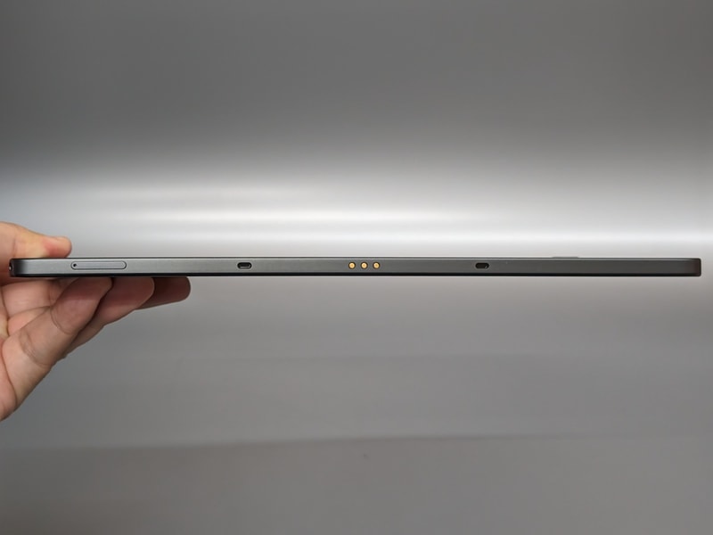 底面は拡張用のポゴピンとカードスロットを備える